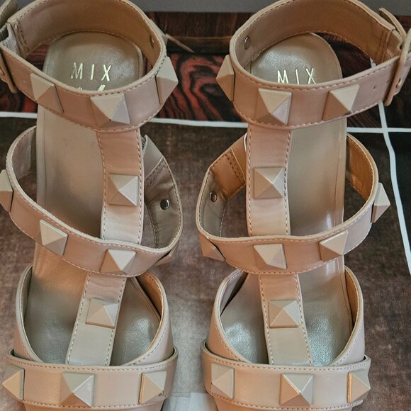 Studded Mix No. 6 heels sized 8 1/2 - Picture 3 of 7